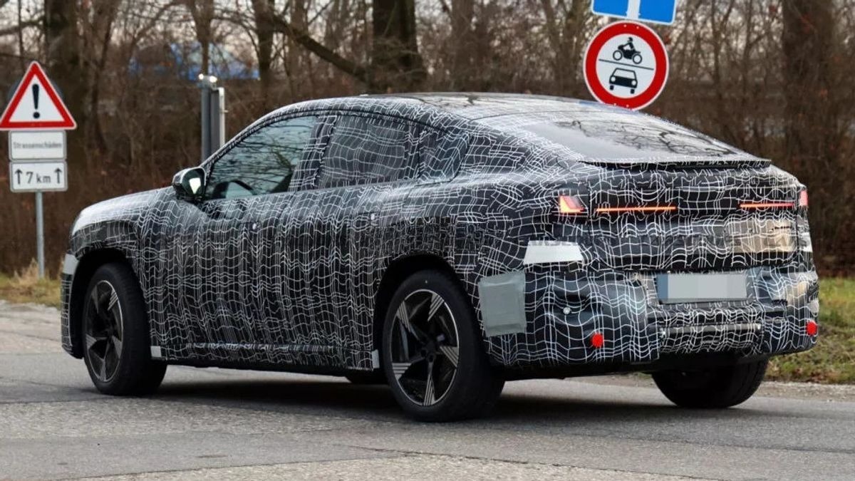 The BMW iX4 electric coupe SUV has been seen undergoing testing. Featured Image