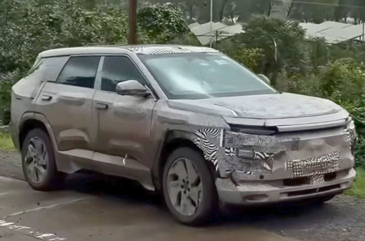 The Mahindra BE 07 has been spotted, providing the most detailed glimpse of its exterior design so far. Featured Image