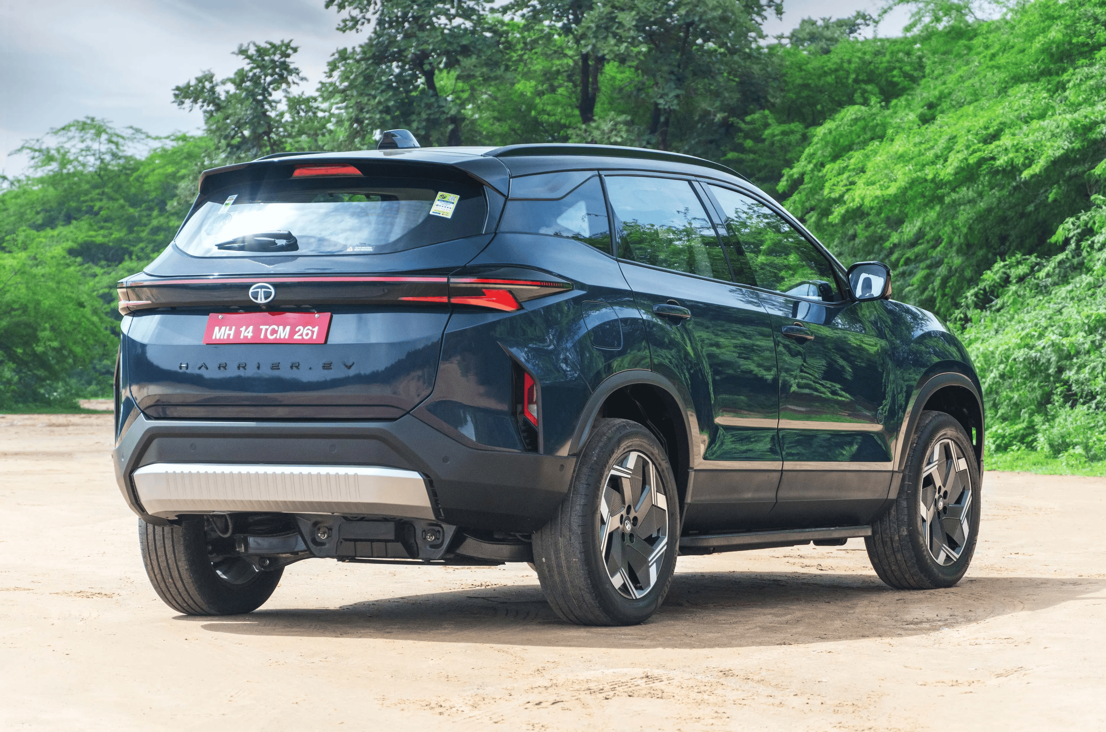 The Tata Harrier EV is offering discounts of up to Rs 2.75 lakh this September 2026. Featured Image