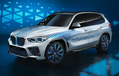Next-Gen BMW X5 showcases hydrogen fuel cell technology in the context of Neue Klasse overalls.