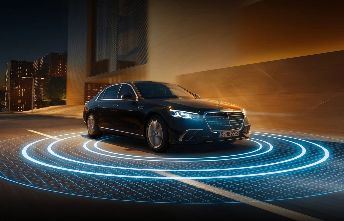 Mercedes-Benz is pushing forward the digitalization of transport infrastructure by utilizing vehicle data. Featured Image