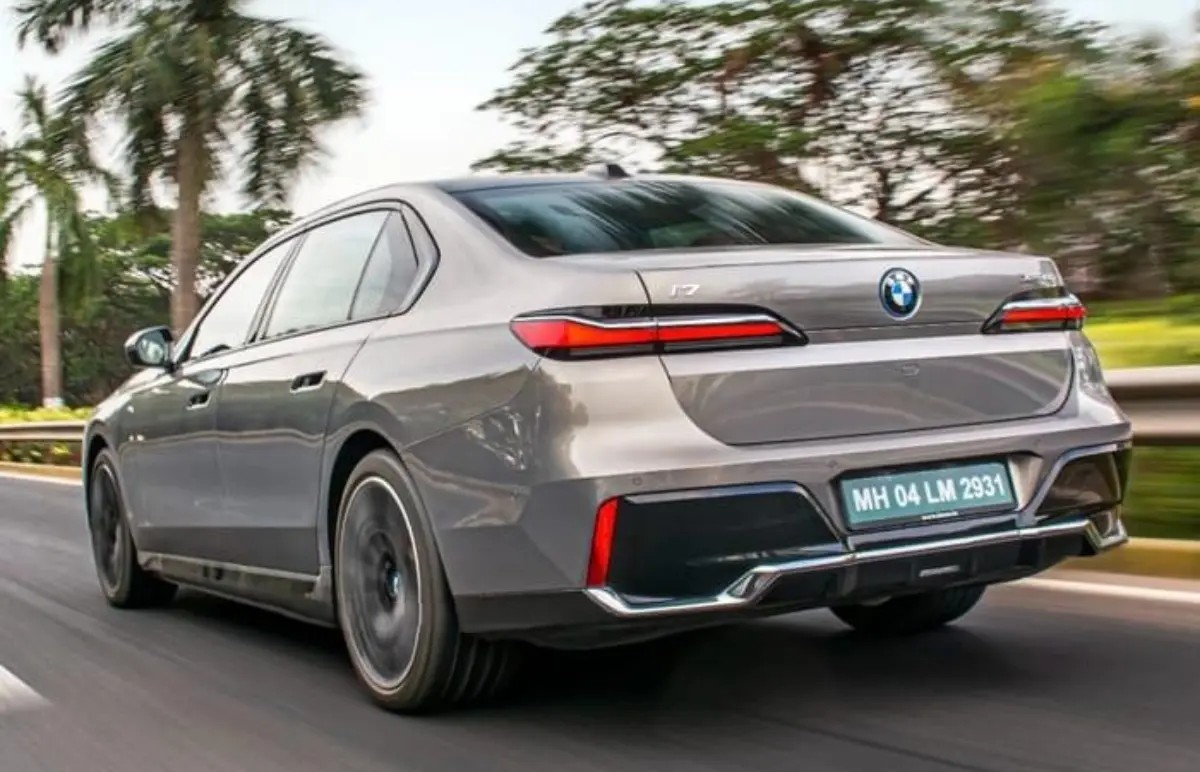 BMW i7